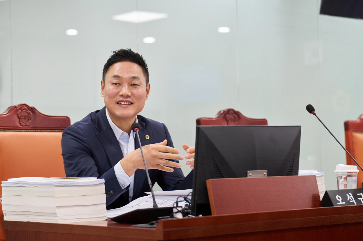 오석규 의원이 24일 2025년 제3회 추가경정예산 및 2026년 본예산 심의 과정에서 질의하고 있다.(사진=경기도의회)