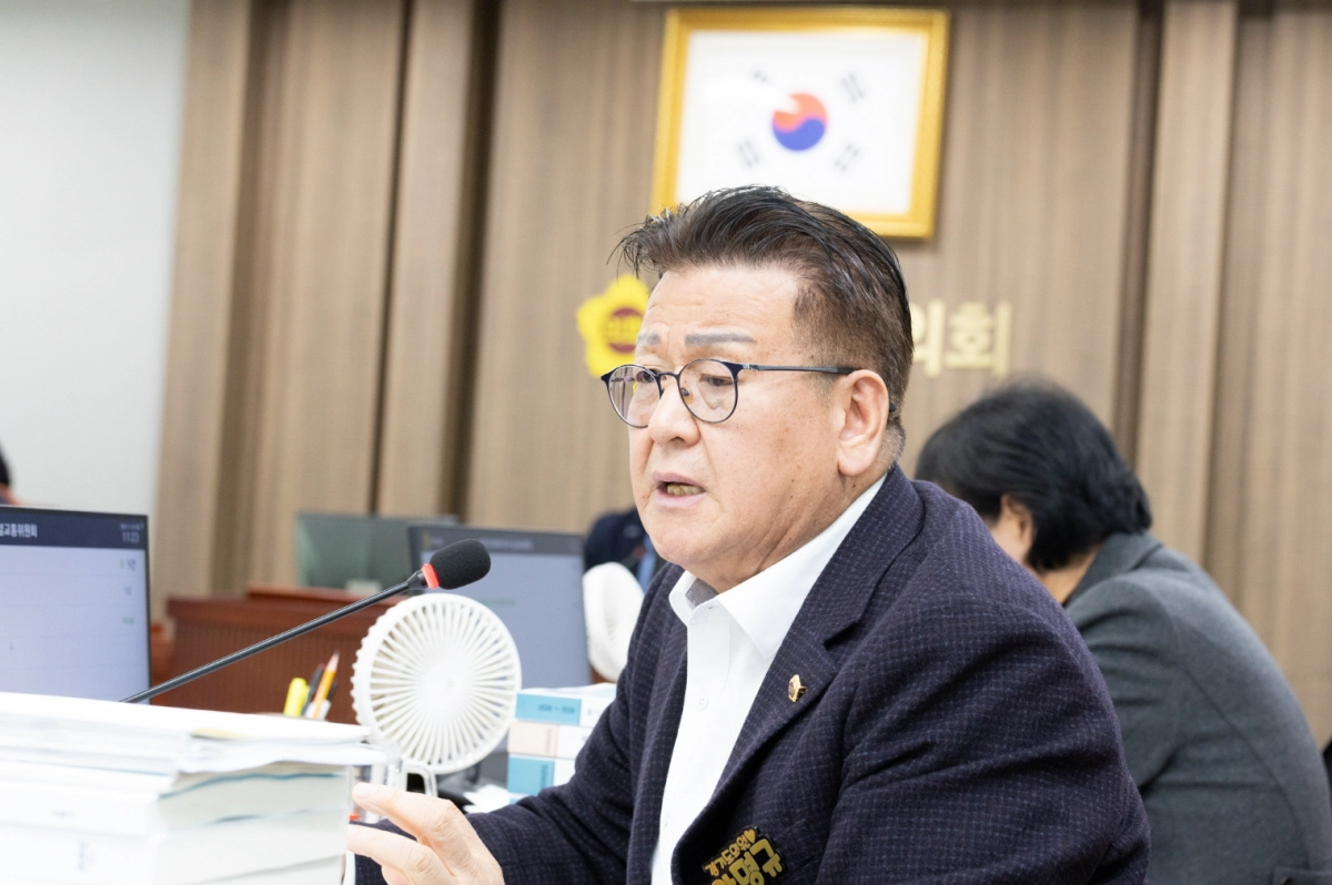 안명규 의원이 24일 2026년도 경기도 교통국 예산안 심의에서 질의하고 있다.(사진=경기도의회)