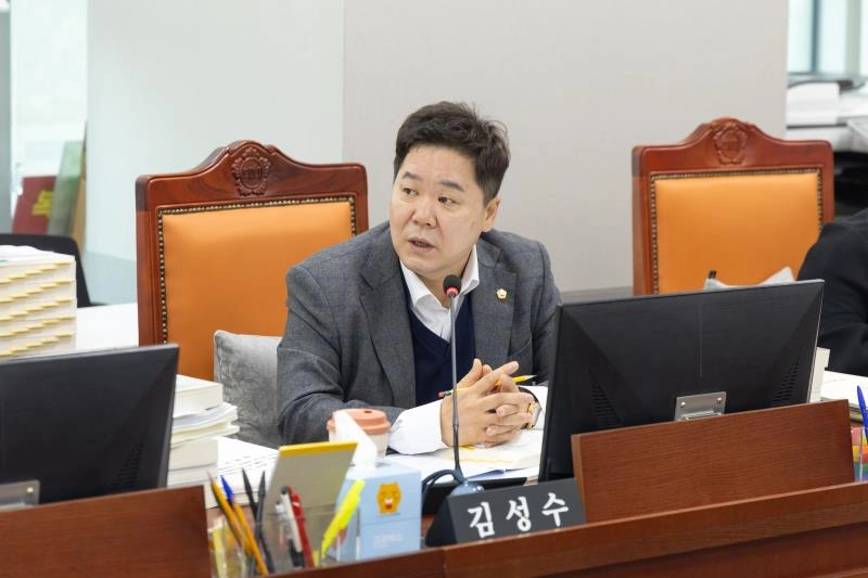 김성수 의원이 24일 2026년도 경기도교육청 예산안을 심사하며 질의하고 있다.(사진=경기도의회)