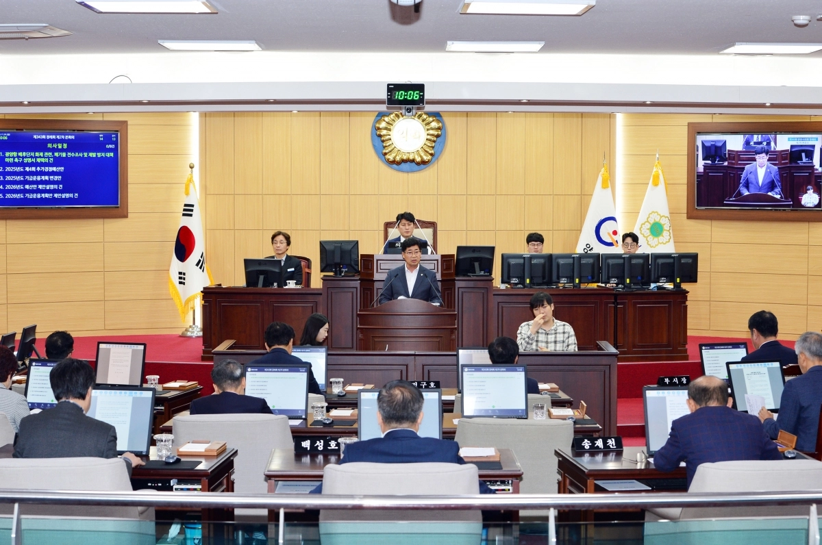 광양시의회가 광양항 배후단지에서 발생한 폐기물 화재와 관련해 정부와 관계기관에 전면적인 조사와 대책 마련을 촉구하고 나섰다.