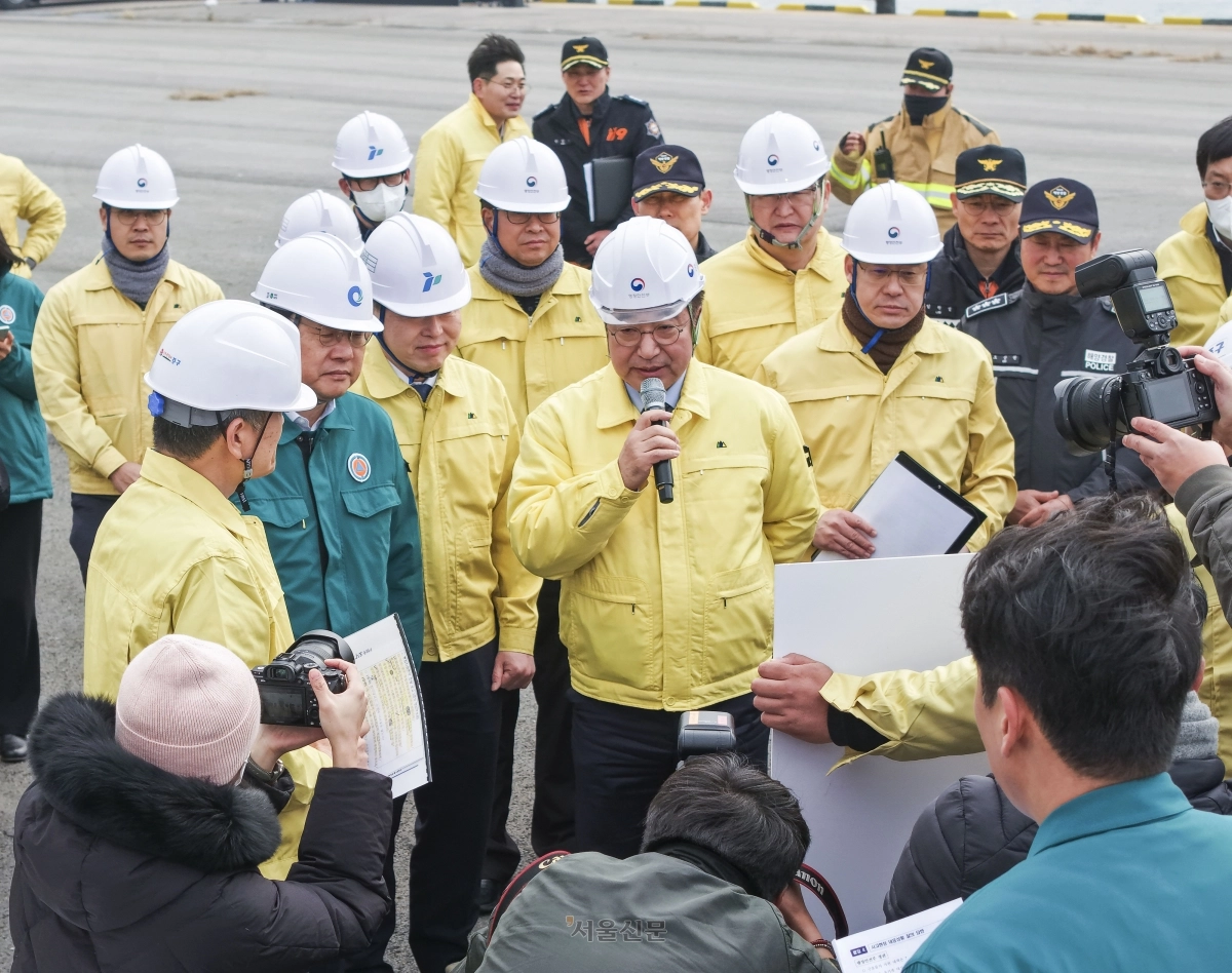 윤호중 행정안전부 장관이 25일 인천 중구 인천항연안여객터미널 앞 바다에서 열린 레디코리아(READY Korea) 4차 훈련(선박충돌사고)에서 훈련 사고 현황을 보고 받고 있다. 2025.11.25 오장환 기자