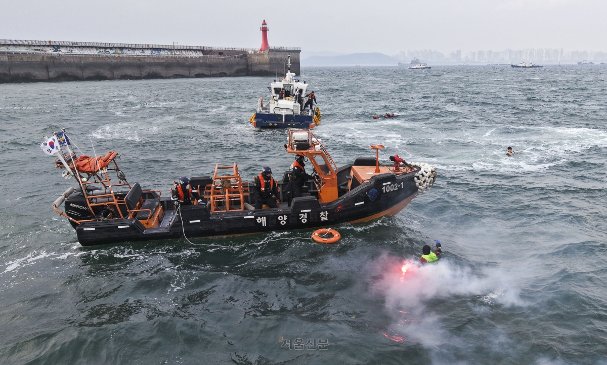 인천 해양경찰서 경비구조과 구조정이 바다 위 표류자를 구조하기 위해 이동하고 있다.
