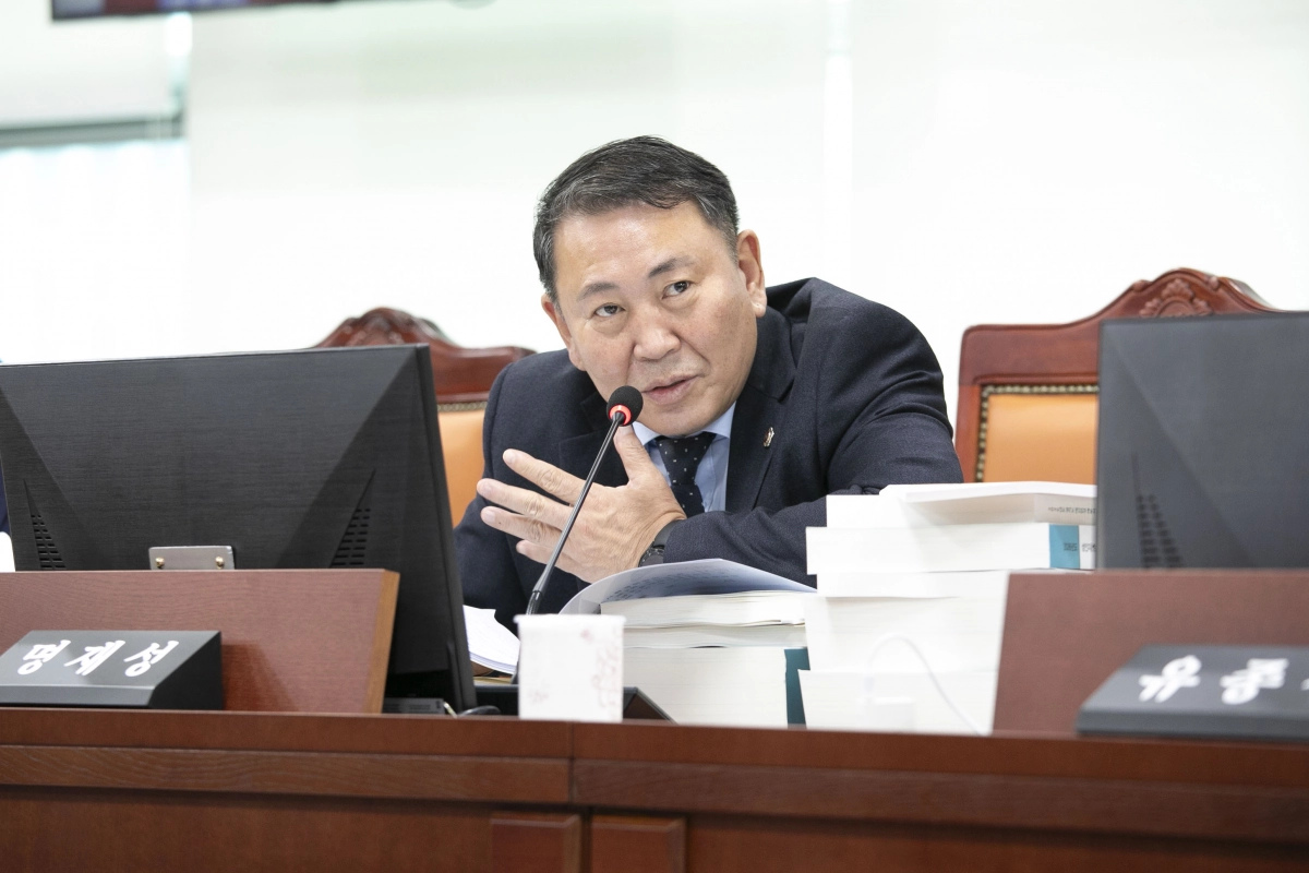 명재성 의원이 24일 도시주택실 예산심의에서 질의하고 있다.(사진=경기도의회)