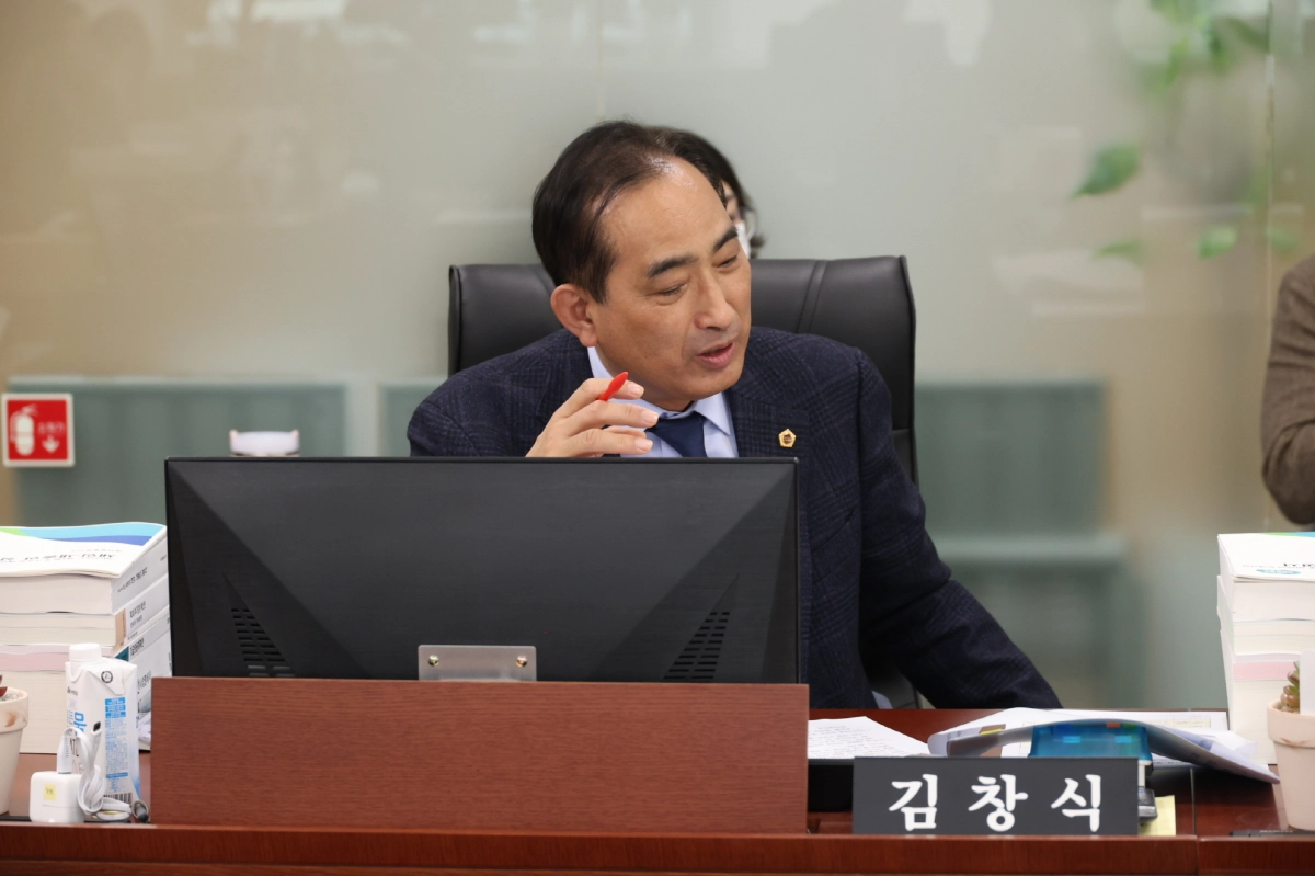 김창식 의원이 24일 축산동물복지국 소관 2026년 본예산안 심의에서 질의하고 있다.(사진=경기도의회)