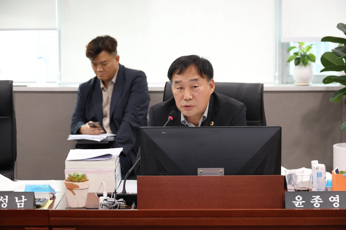 윤종영 의원이 24일 축산동물복지국 2026년도 본예산 심의에서 질의하고 있다.(사진=경기도의회)