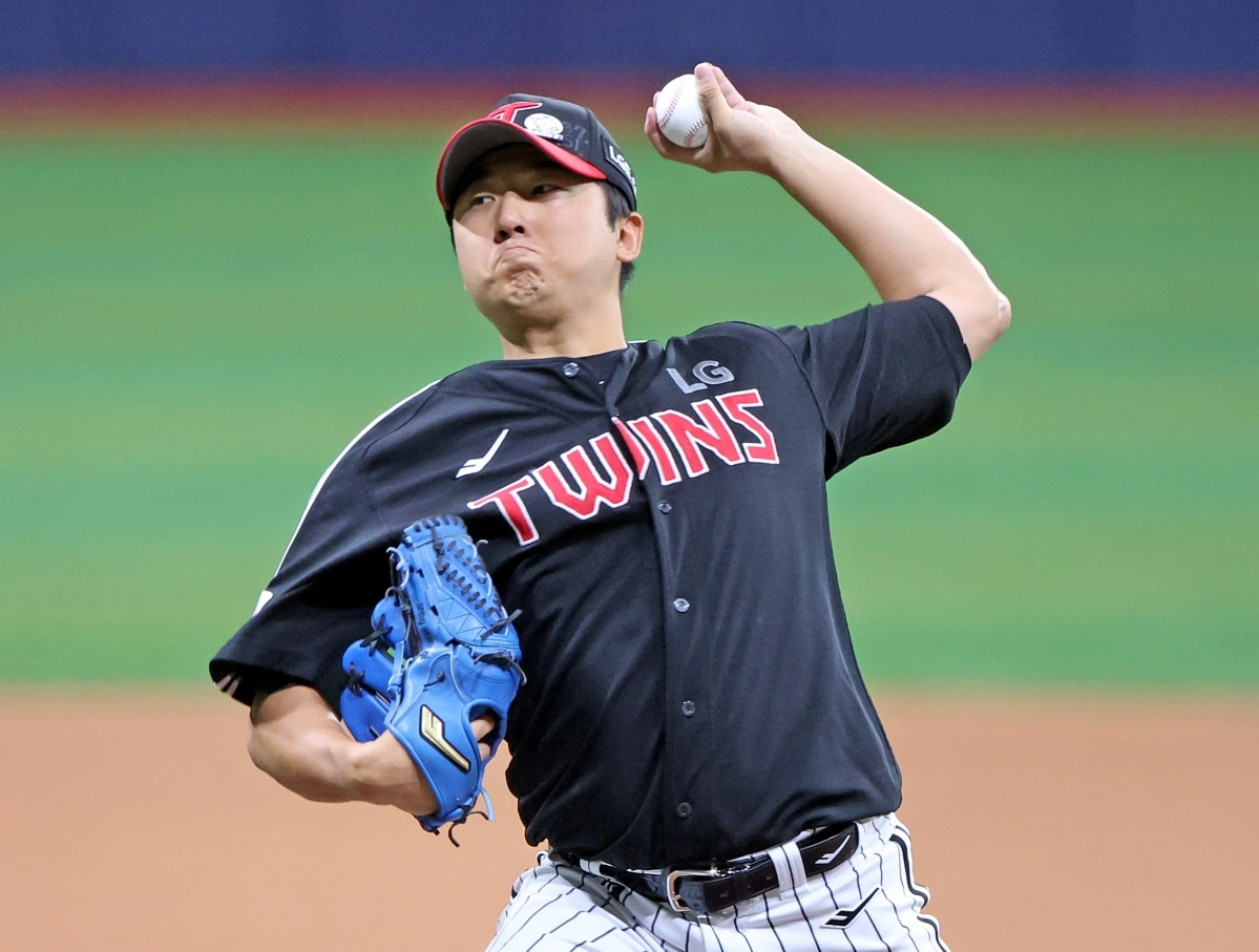 LG 트윈스 송승기가 6월 8일 서울 고척스카이돔에서 열린 2025 KBO리그 정규시즌 키움 히어로즈와의 원정 경기에서 공을 던지고 있다. 뉴시스