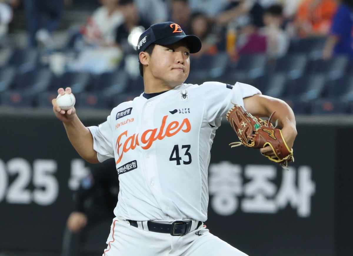 한화 이글스 정우주가 9월 15일 대전 한화생명볼파크에서 열린 2025 프로야구 정규시즌 키움 히어로즈와의 홈 경기에서 공을 던지고 있다. 대전 뉴스1