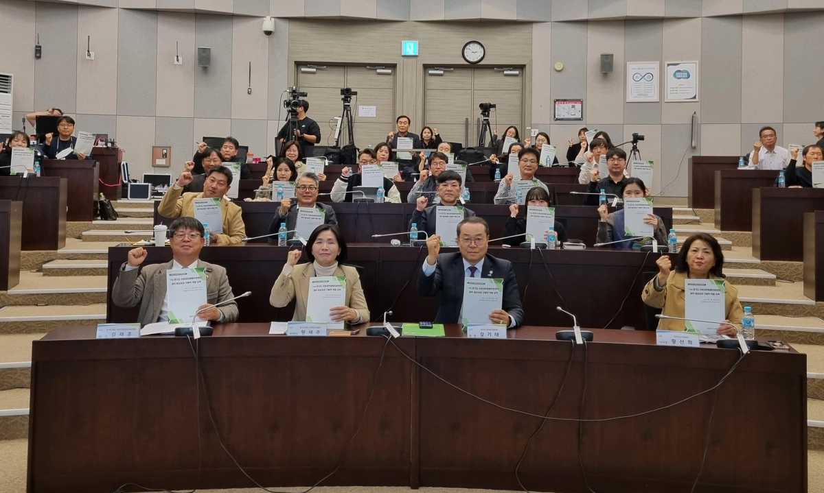 24일, 수원 광교테크노밸리 차세대융합기술원에서 열린 ‘2025년 사회복지 정책토론회’에서 좌장을 맡은 황세주 의원이 참석자들과 기념촬영을 하고 있다.(사진=경기도의회)