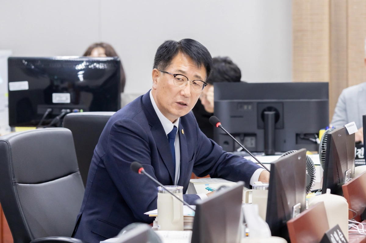 김재균 의원이 24일 2026년도 경기도 노동국 및 사회혁신경제국 본예산 심의에서 질의하고 있다.(사진=경기도의회)