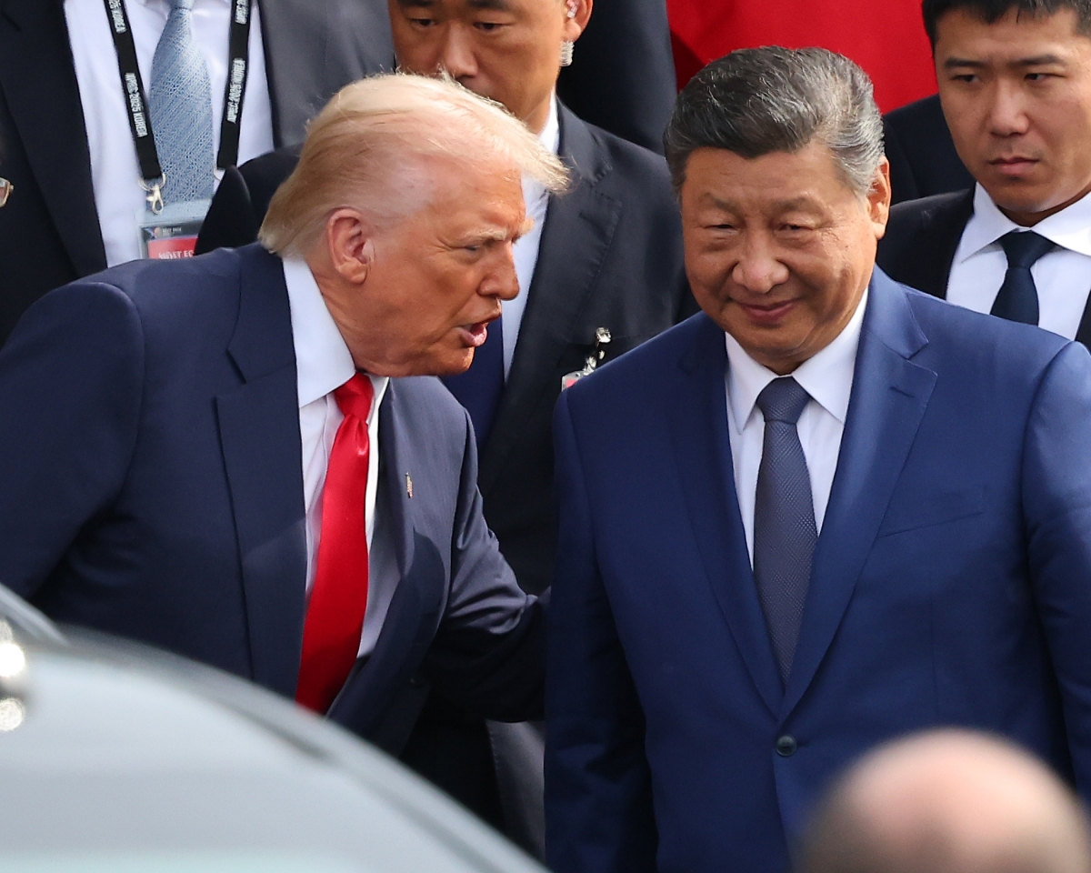 도널드 트럼프(왼쪽) 미국 대통령과 시진핑 중국 국가주석이 지난달 30일 부산 김해공군기지 의전실 나래마루에서 미중 정상회담을 마친 뒤 회담장을 나서며 인사하고 있다. 부산 연합뉴스