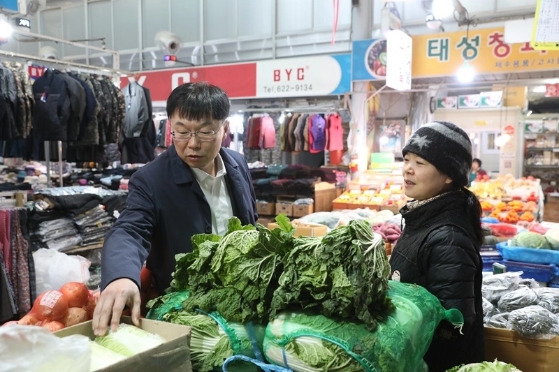 김장물가 검점하는 안형준 국가데이터처장 (사진제공: 국가데이터처)