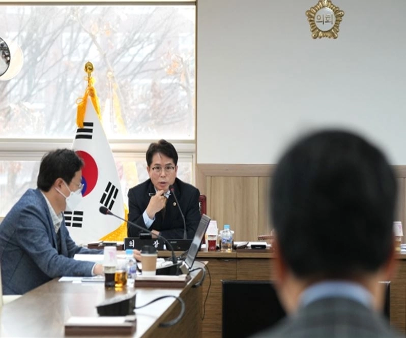 하남시의회 금광연 의장이 지난 24일 진행된 행정사무감사에서 피감부서를 대상으로 질의를 하고있다. 금광연 의장실 제공