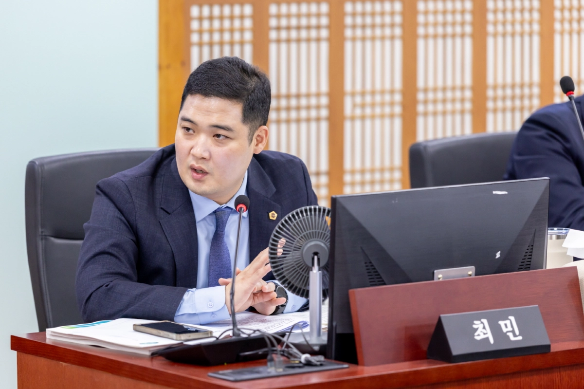 최민 의원이 24일 노동국·사회혁신경제국 2026년 본예산 예비심사에서 질의하고 있다.(사진=경기도의회)