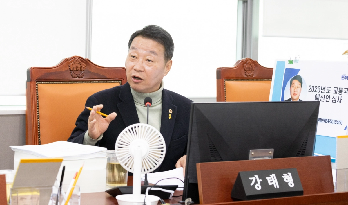 강태형 의원이 25일 2026년 본예산 및 제3차 추경 심사에서 질의하고 있다.(사진=경기도의회)
