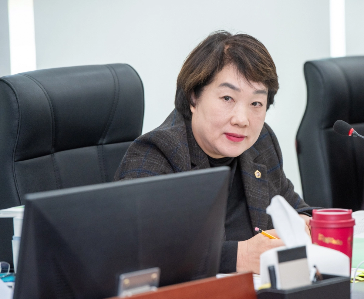 지미연 의원이 24일 경기도보건환경연구원 2026년도 예산안 심의에서 질의하고 있다.(사진=경기도의회)