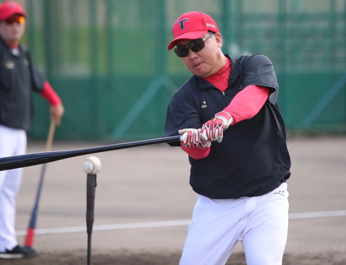 이범호 KIA 타이거즈 감독이 14일 일본 오키나와에서 진행한 2025시즌 마무리캠프에서 선수들을 지도하고 있다. KIA 타이거즈 제공