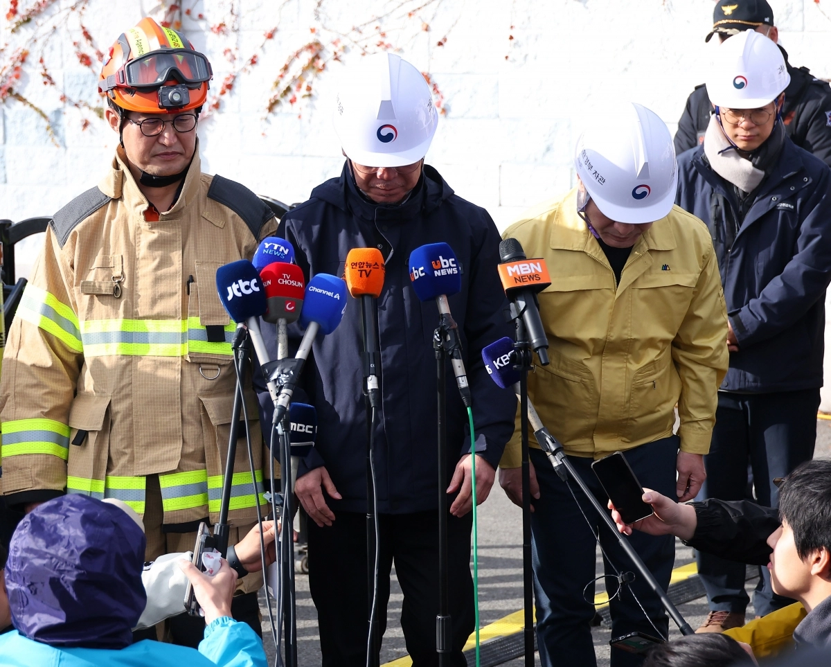 김영훈 고용노동부 장관이 지난 11일 울산화력발전소 보일러 타워 붕괴 사고 관련 현장 브리핑을 마친 뒤 고개 숙여 인사하는 모습. 울산 연합뉴스