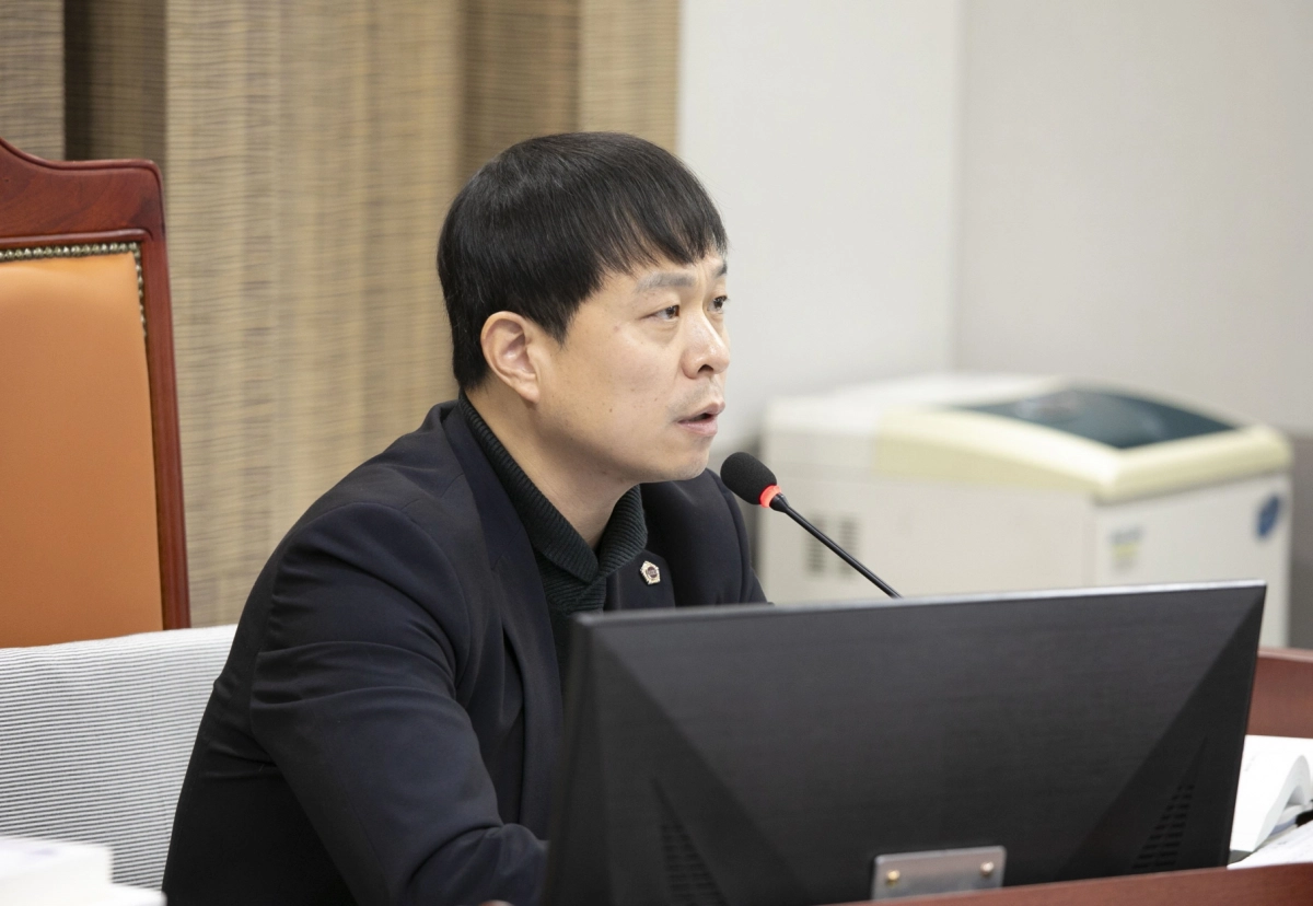 유영일 의원이 25일 2026년 기후환경국 예산 심의에서 질의하고 있다.(사진=경기도의회)