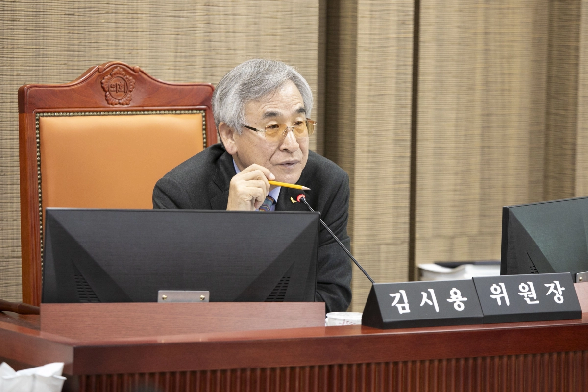 김시용 위원장이 24일 도시주택실을 대상으로 한 2026년도 예산안 심사에서 질의하고 있다.(사진=경기도의회)