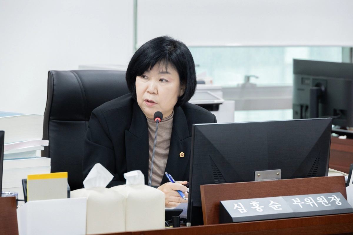 심홍순 의원이 2026년도 미래성장산업국 본예산 심의에서 질의하고 있다.(사진=경기도의회)