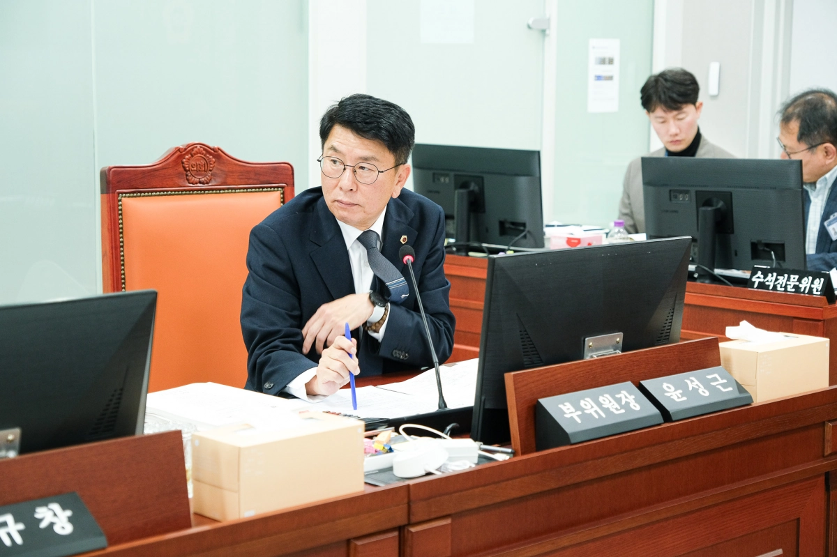 윤성근 의원이 25일 인권담당관실 2026년도 본예산 심사에서 질의하고 있다.(사진=경기도의회)