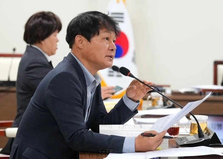 정병용 하남시의회 부의장이 지난 24일 제344회 하남시의회 제2차 정례회 2025년도 행정사무감사에서 자치행정과 소관 사무에 대해 질의하고 있다. 정병용 부의장실 제공