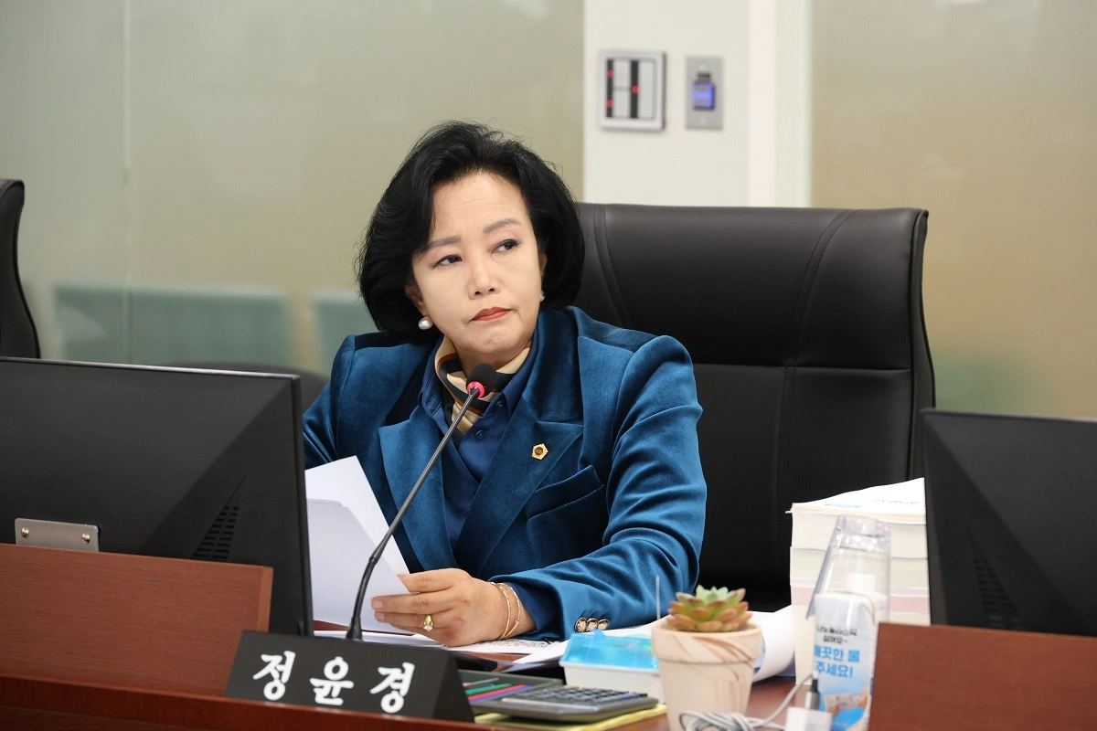 정윤경 부의장이 24일 축산동물복지국 2026년 본예산 심의에서 질의하고 있다.(사진=경기도의회)