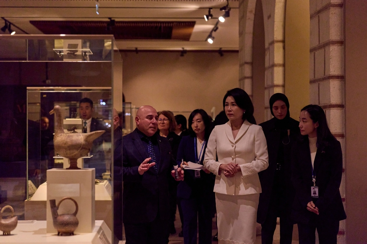 이재명 대통령과 함께 튀르키예를 방문 중인 김혜경 여사가 24일(현지 시간) 앙카라 아나톨리아 문명박물관을 방문해 박물관 소속 고고학자의 안내를 받으며 소중한 유물을 살펴보고 있다.뉴시스
