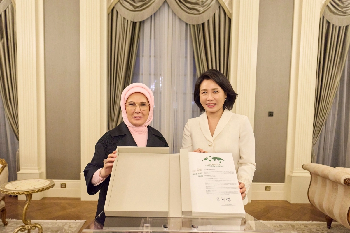 [앙카라=뉴시스] 최동준 기자 = 이재명 대통령과 함께 튀르키예를 방문 중인 김혜경 여사가 튀르키예 대통령 부인 에미네 에르도안 여사와 함께 24일(현지 시간) 튀르키예 대통령궁 관저에서 에르도안 여사가 제안한 ‘제로 웨이스트(Zero Waste)’ 이니셔티브에 동의 및 서명을 한 뒤 기념촬영을 하고 있다. 뉴시스