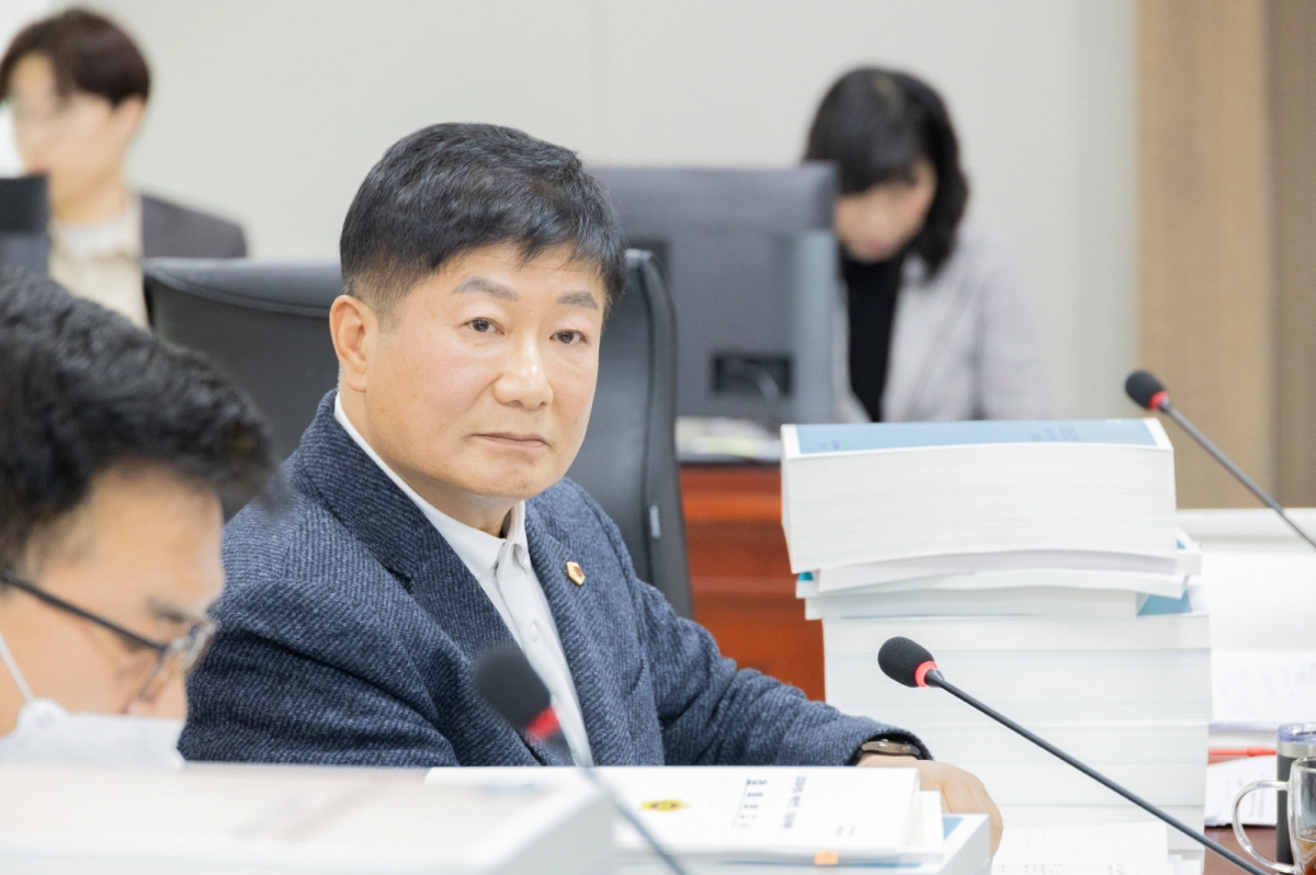 김상곤 의원이 25일 미래성장산업국을 대상으로 2026년도 경기도 예산안 심사에서 질의하고 있다.(사진=경기도의회)