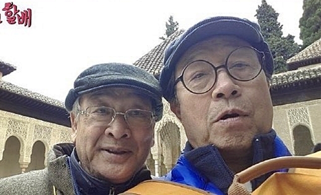 2014년 tvN 예능 ‘꽃보다 할배’에서 스페인 그라나다 알함브라 궁전을 함께 방문한 배우 이순재와 신구가 함께 사진을 촬영하고 있다. 2014.3.27 꽃보다할배 페이스북