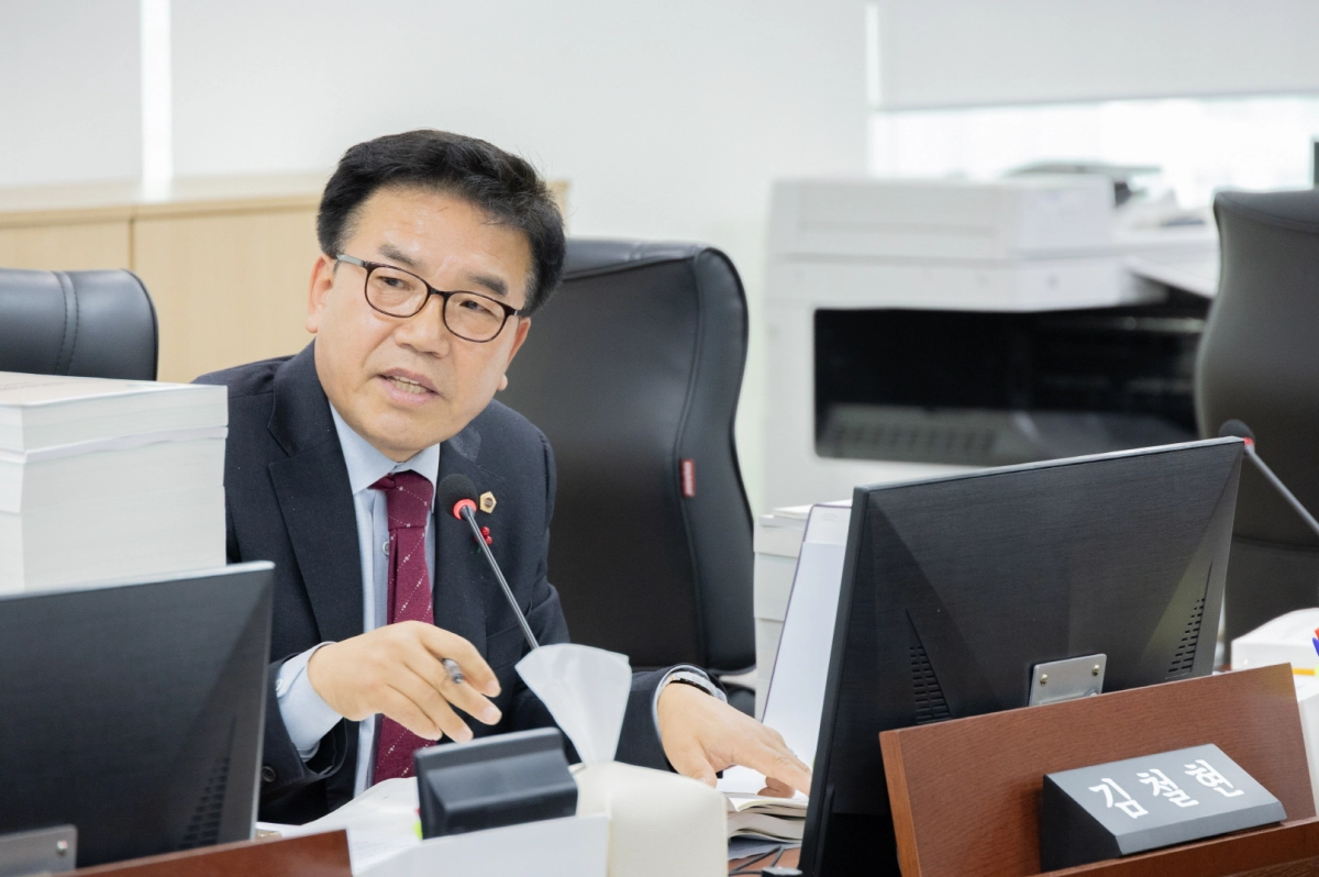 김철현 의원이 25일 미래성장산업국을 대상으로 실시한 2026년도 경기도 예산안 심사에서 질의하고 있다.(사진=경기도의회)