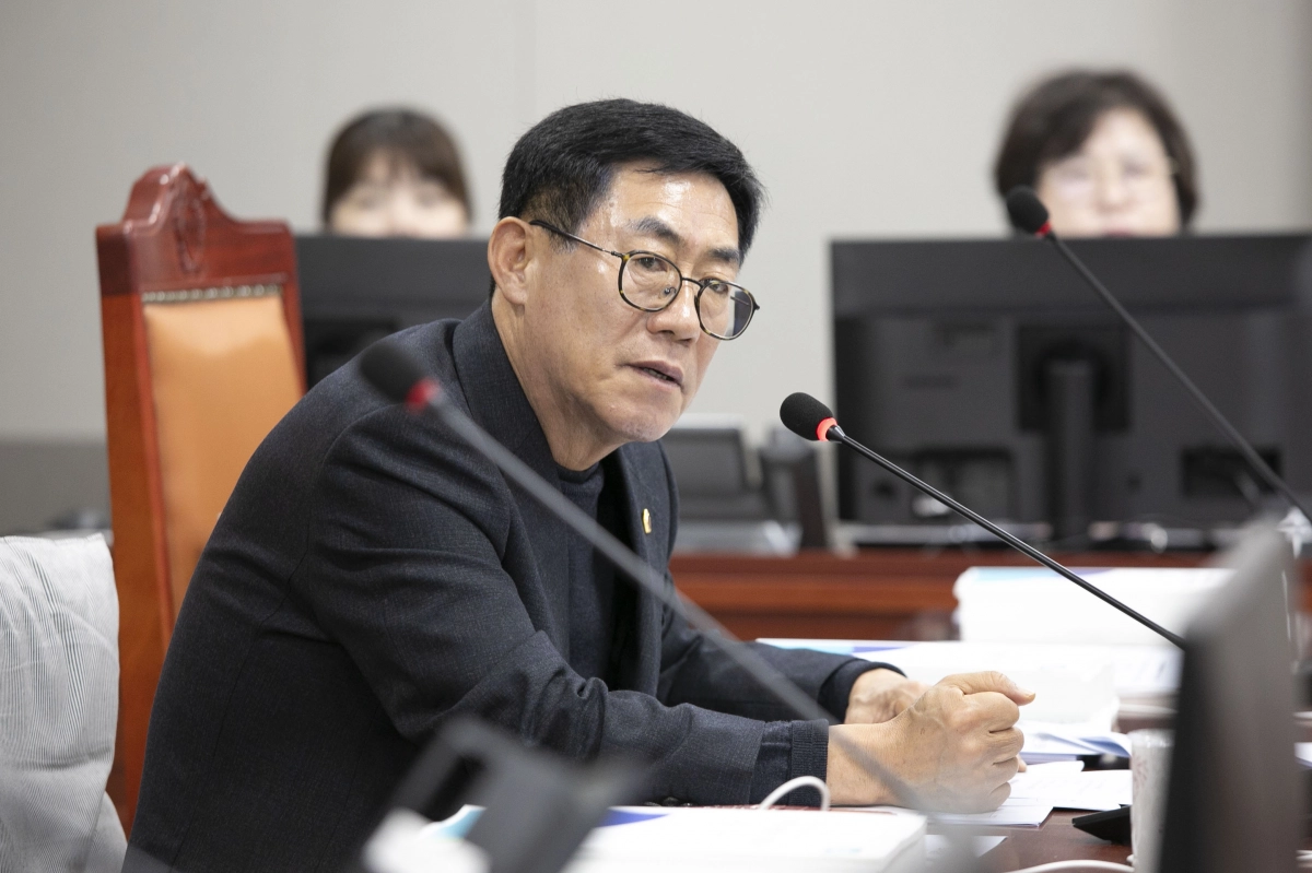 박명수 의원이 25일 기후환경에너지국을 대상으로 실시한 2026년도 본예산안 심사에서 질의하고 있다.(사진=경기도의회)