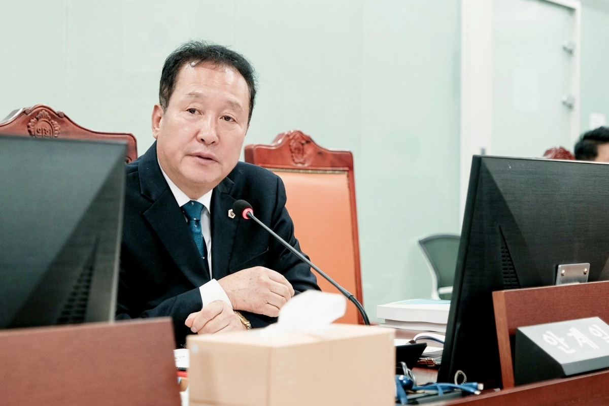 안계일 의원이 25일 2026년도 경기도 자치행정국 예산안 심사에서 질의하고 있다.(사진=경기도의회)