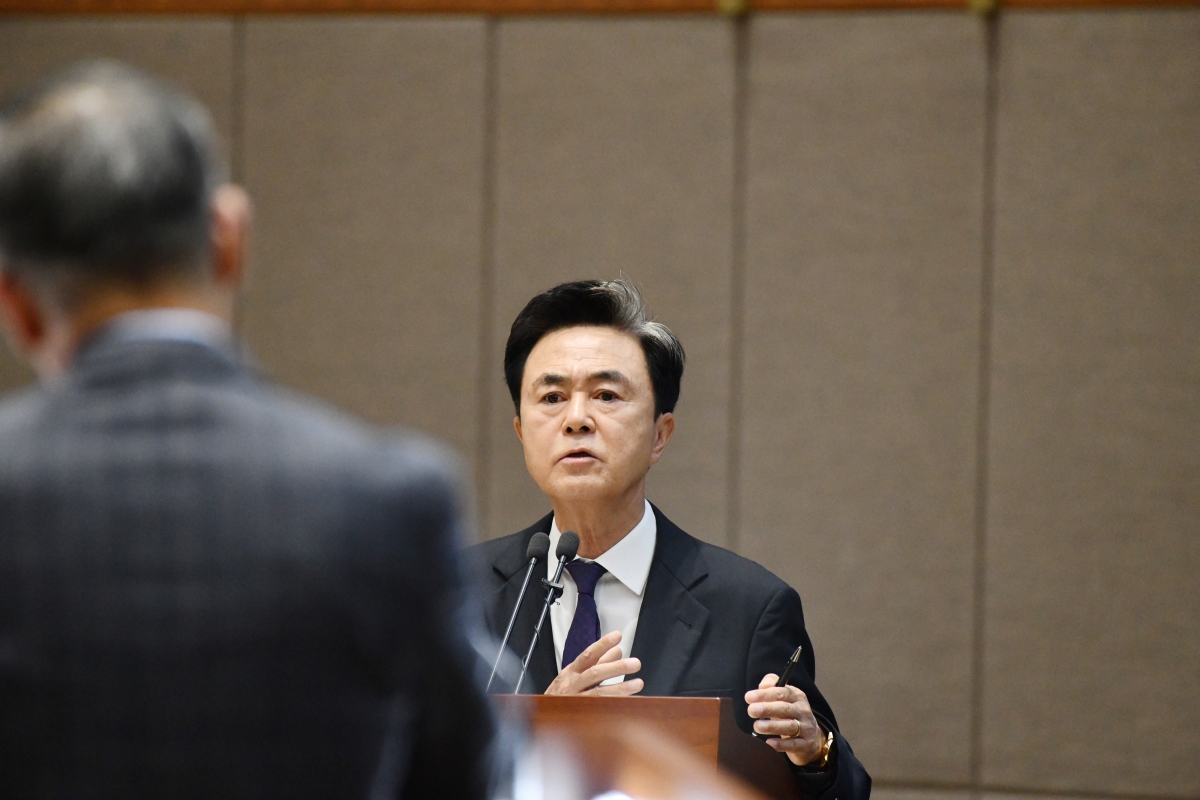 김태흠 충남지사가 25일 열린 도의회 제362회 정례회 제2차 도정 및 교육행정 질문에서 의원들의 질의에 답하고 있다. 충남도 제공