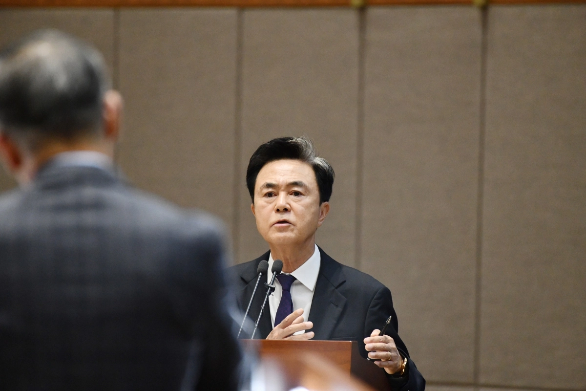 김태흠 충남지사가 25일 열린 도의회 제362회 정례회 제2차 도정 및 교육행정 질문에서 의원들의 질의에 답하고 있다. 충남도 제공