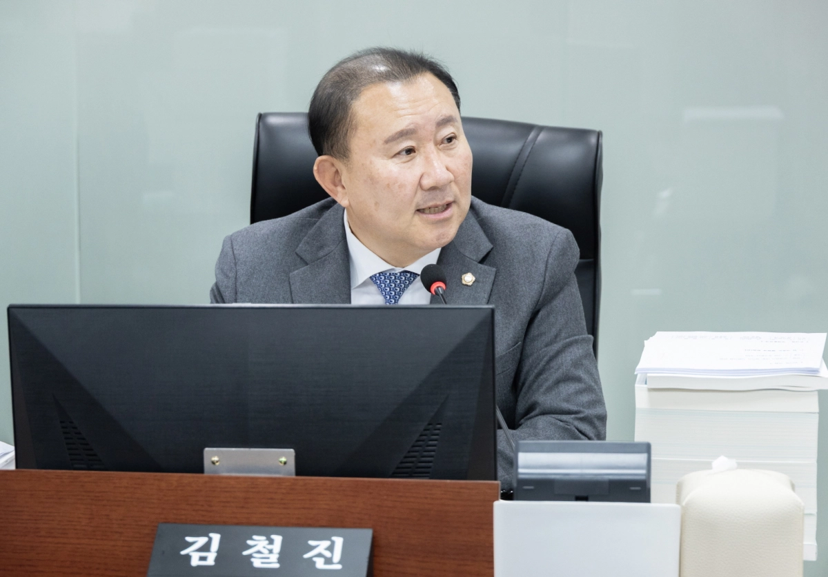 김철진 의원이 25일 미래성장산업국을 대상으로 실시한 2026년도 경기도 예산안 심사에서 질의하고 있다.(사진=경기도의회)