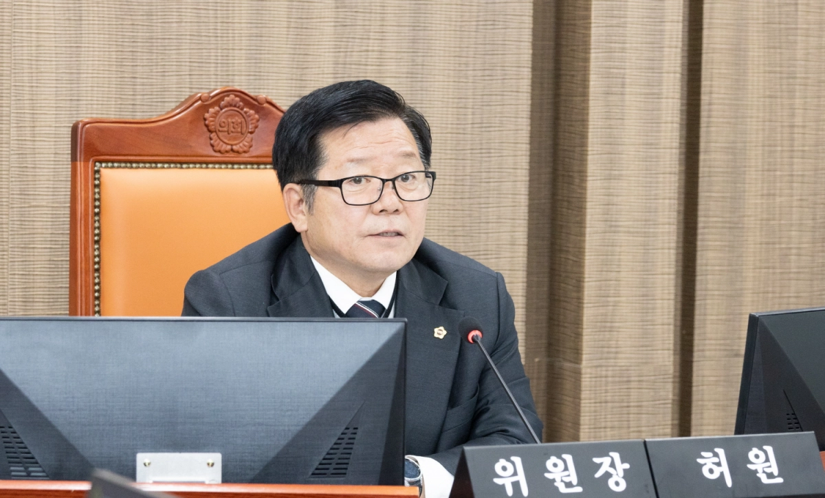 허원 위원장이 24일 교통국 2026년도 예산안 심사에서 질의하고 있다.(사진=경기도의회)