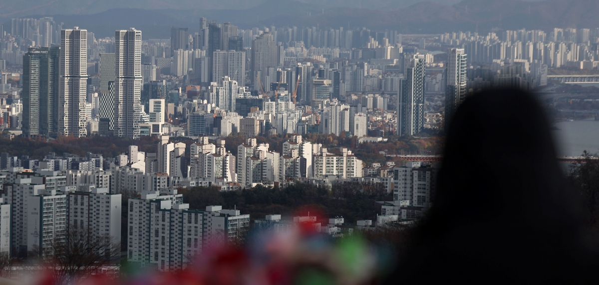 10·15 주택시장 안정화 대책 시행 한 달 만에 서울과 수도권 아파트 매매가격 상승폭이 다시 확대됐다. 강남3구와 한강벨트의 집값 역시 오름폭을 키웠다. 사진은 지난해 11월 21일 서울 도심 아파트 단지의 모습. 2025.11.21. 뉴시스