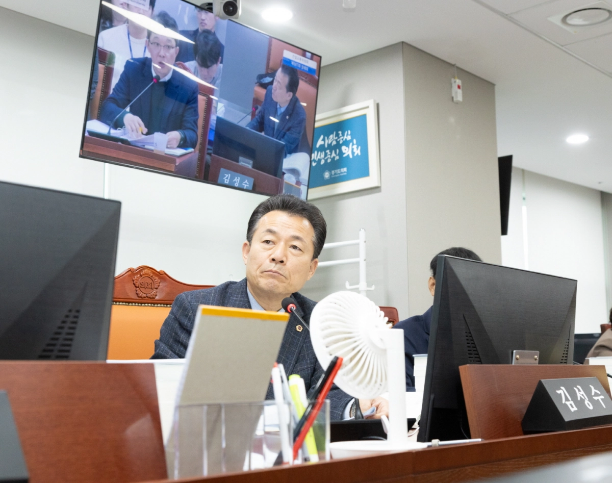 김성수 의원이  25일 철도항만물류국 소관 2025년 제3회 추가경정예산안 및 2026년도 본예산안 심의에서 질의하고 있다.(사진=경기도의회)