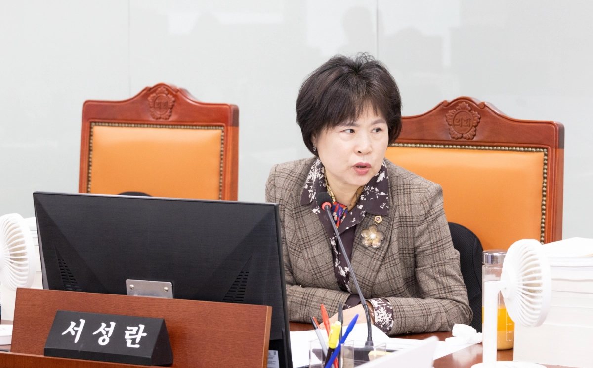 서성란 의원이 25일 교통국 2026년도 예산안 심사에서 질의하고 있다.(사진=경기도의회)