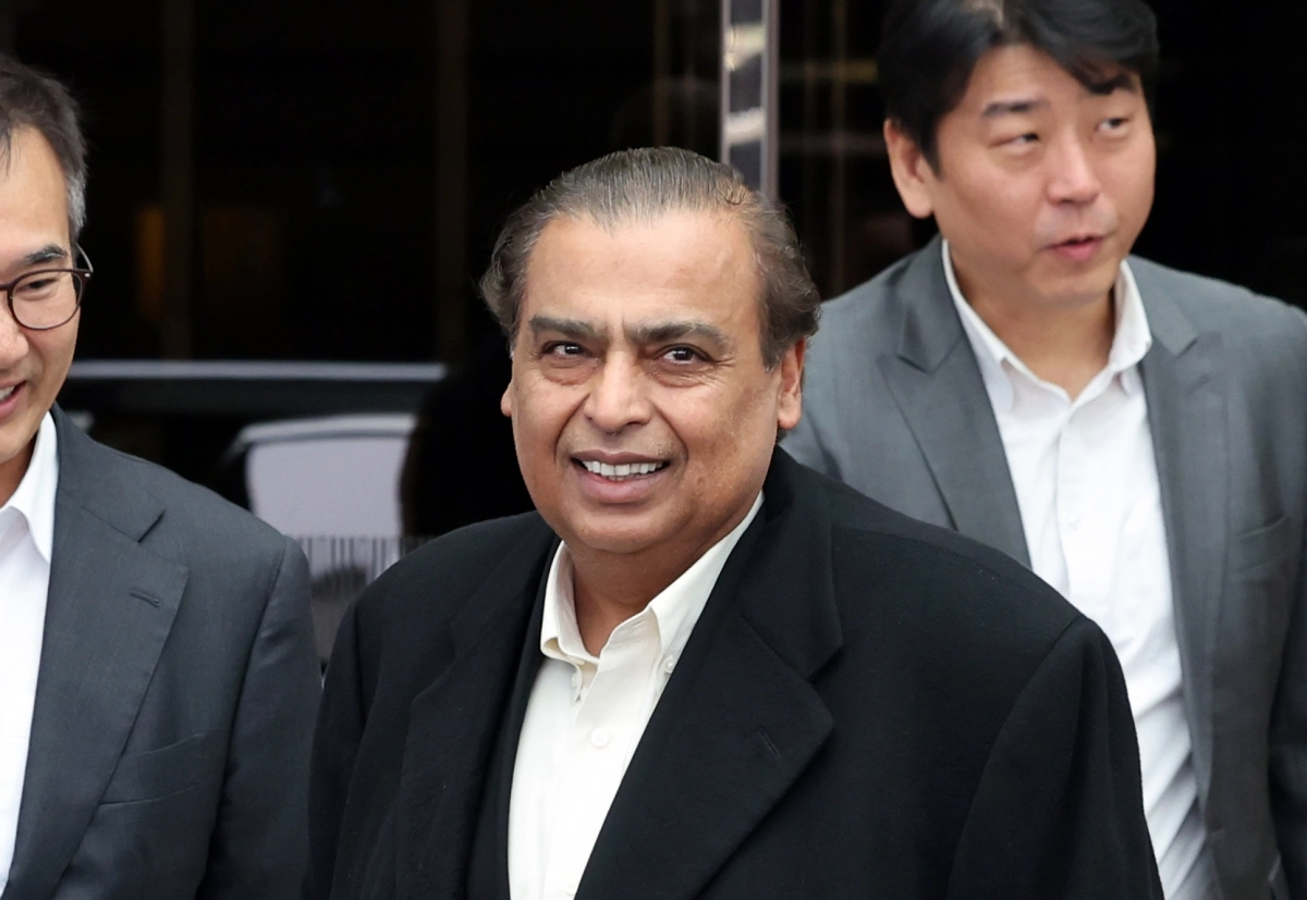 아시아 1위 부호인 무케시 암바니 ‘릴라이언스 인더스트리’ 회장이 25일 서울 강서구 김포비즈니스항공센터를 통해 입국하고 있다. 이번 방한엔 장남인 아카시 암바니 ‘릴라이언스 지오’ 이사회 의장도 동행했다. 뉴스1