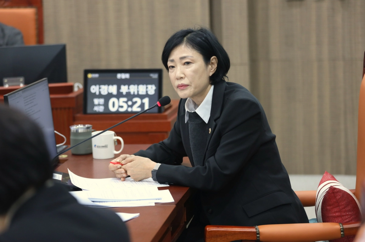 이경혜 의원이 기획조정실 등 2026년 예산안 심의 과정에서 질의하고 있다.(사진=경기도의회)