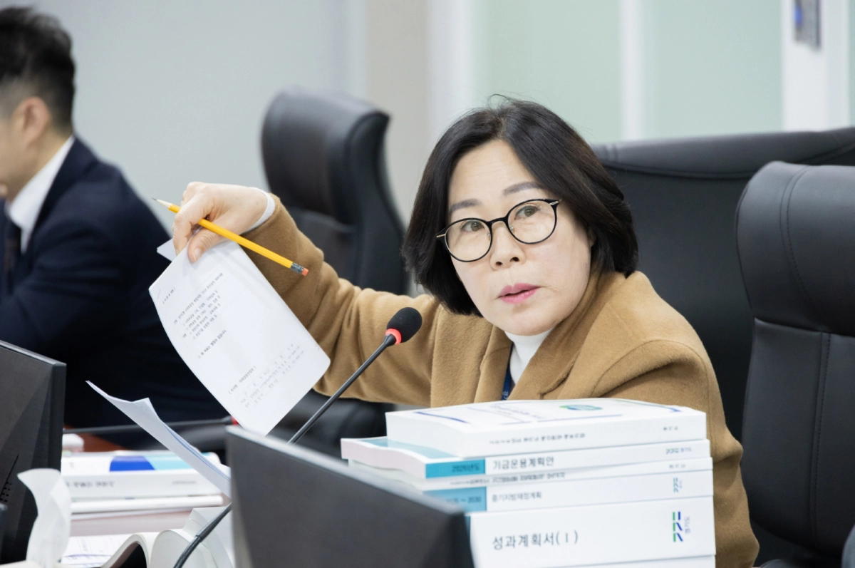 서현옥 의원이 25일 2026년도 미래성장산업국 예산심의에서 질의하고 있다.(사진=경기도의회)