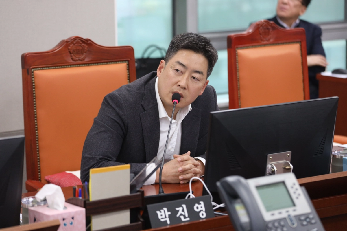 박진영 의원이 예산안 심의에서 질의하고 있다.(사진=경기도의회)