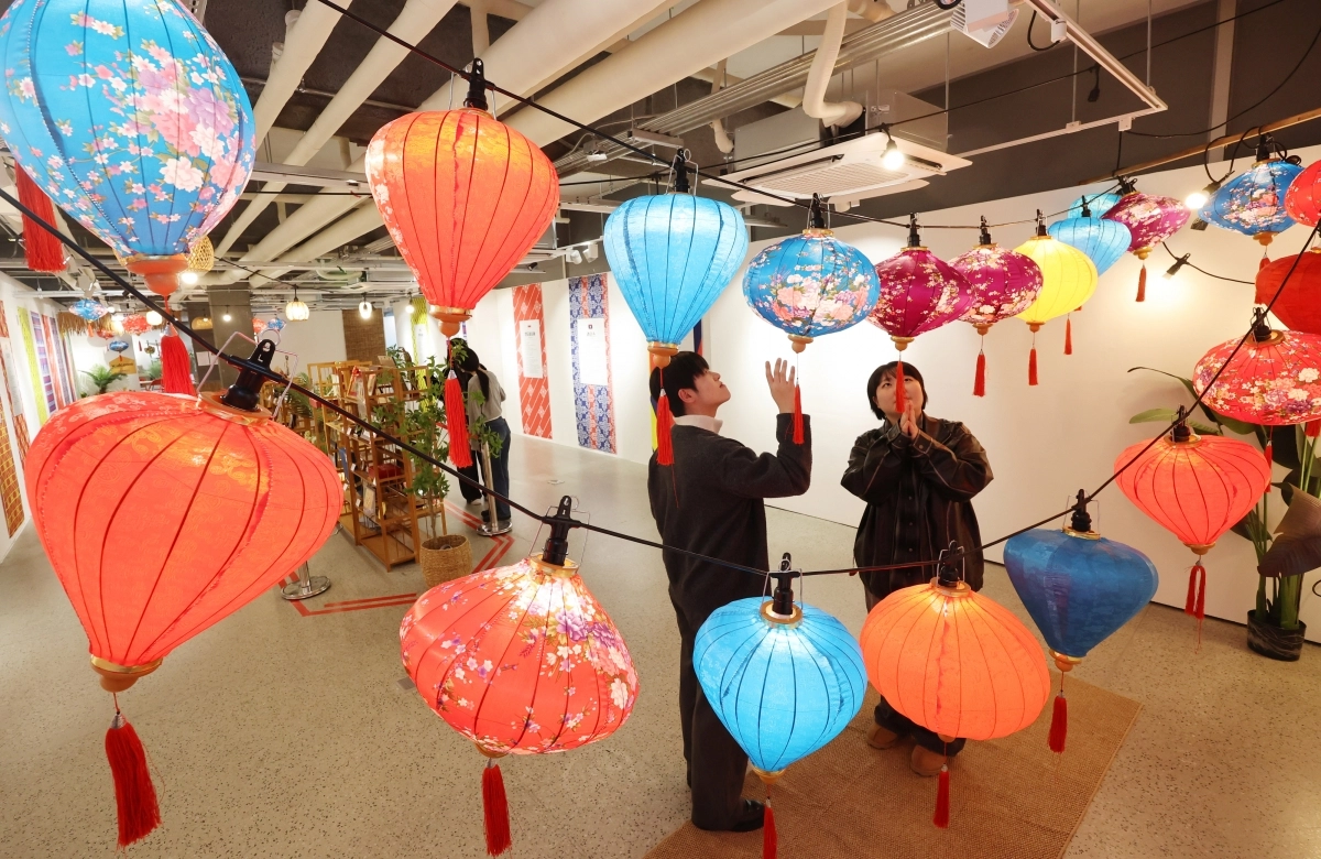 다채로운 등불… 부산·아세안 주간 행사에 떴다