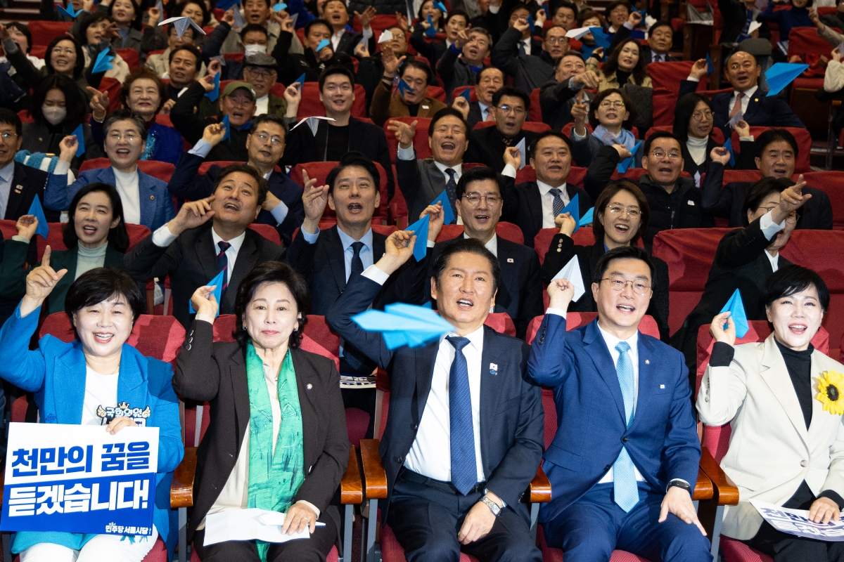 thumbnail - 민주 ‘원톱’ 대법원장 힘뺀다<br>퇴직대법관 5년간 수임 제한