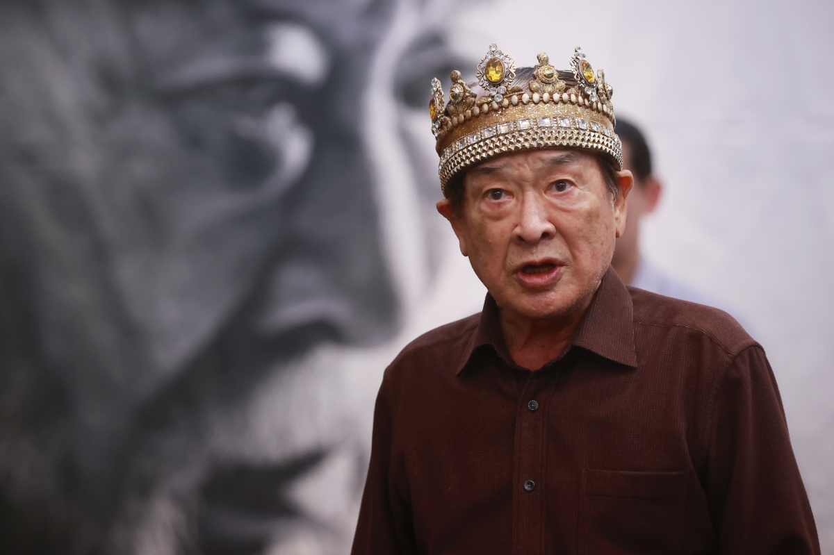 2003년 연극 ‘리어왕’ 연습실 공개 및 간담회에서 주요 장면을 시연하는 모습.  연합뉴스