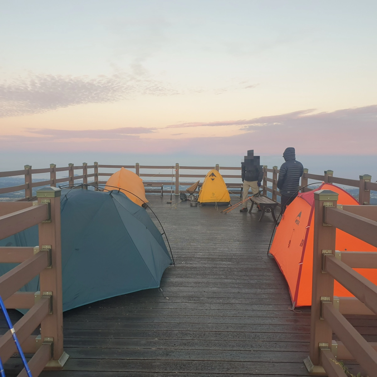 최근 제주의 대표 오름 중 하나인 큰노꼬메오름이 불법 캠핑·취사·숲길 훼손으로 몸살을 앓고 있어 제주도가 강력 단속할 방침이다. 제주도청 신문고 캡처
