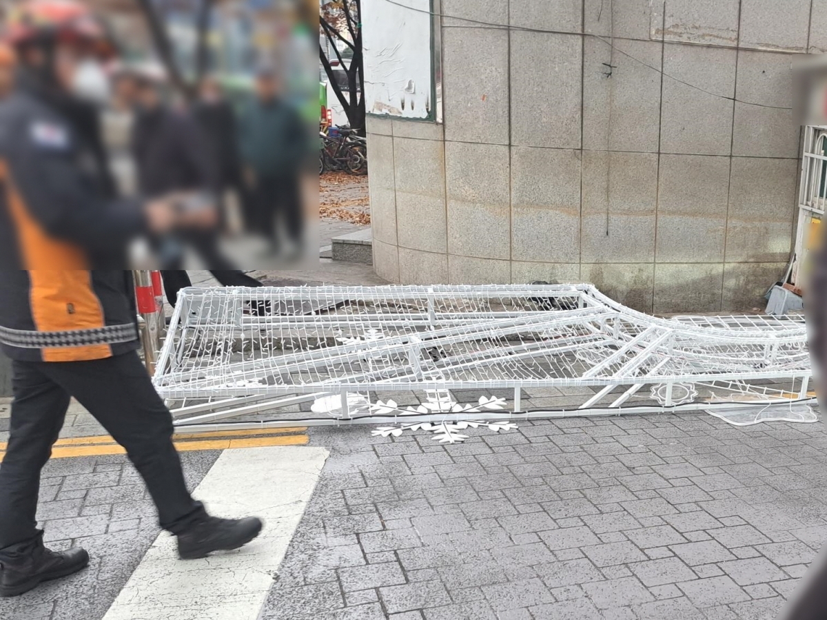 25일 부산에 강풍이 분 탓에  사하구 하단동 번화가에 설치 중이던 크리스마스 장식 구조물이 떨어져 있다. 부산경찰청 제공